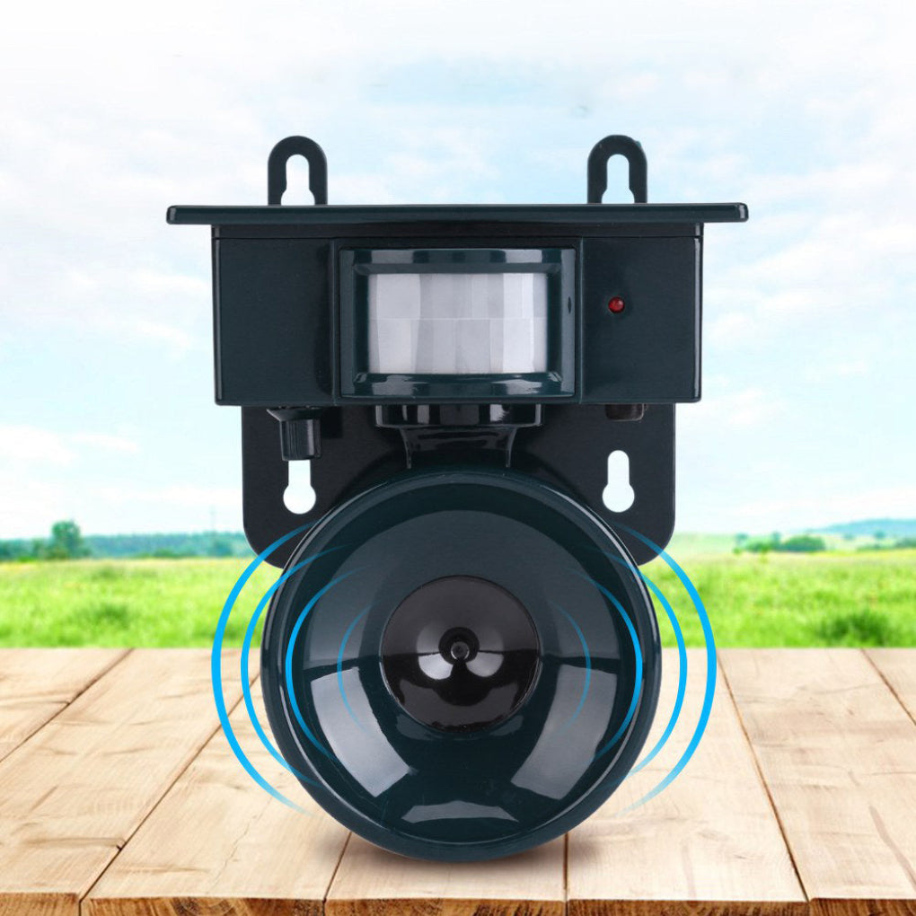 Solární venkovní zařízení s pohybovým senzorem proti škůdcům