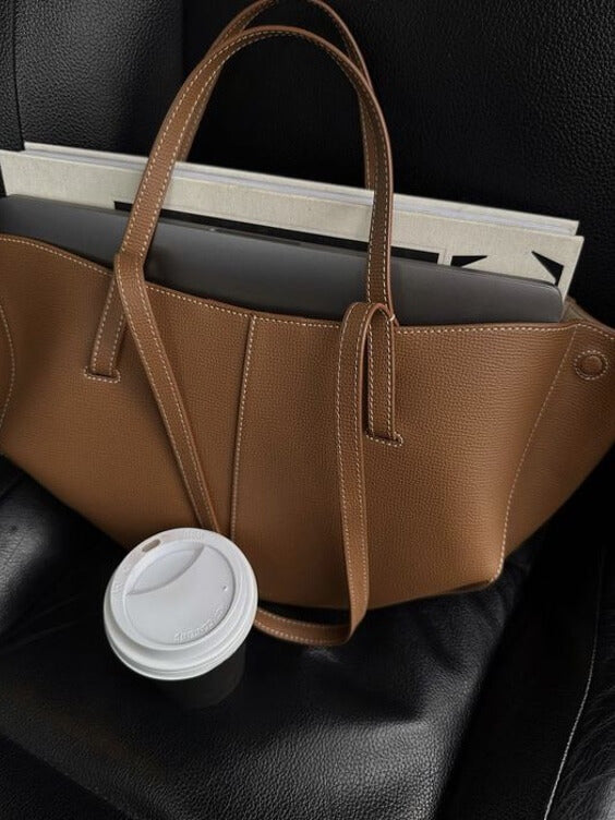 Leather Tote Bag in Classic Minimalist Style