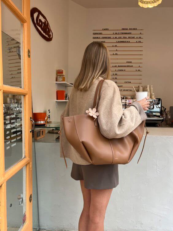 Leather Tote Bag in Classic Minimalist Style