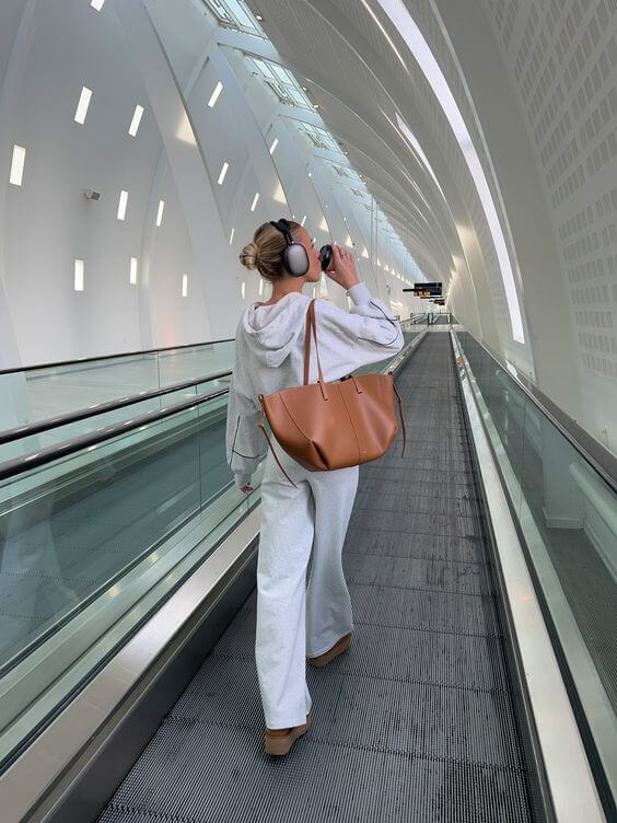 Leather Tote Bag in Classic Minimalist Style