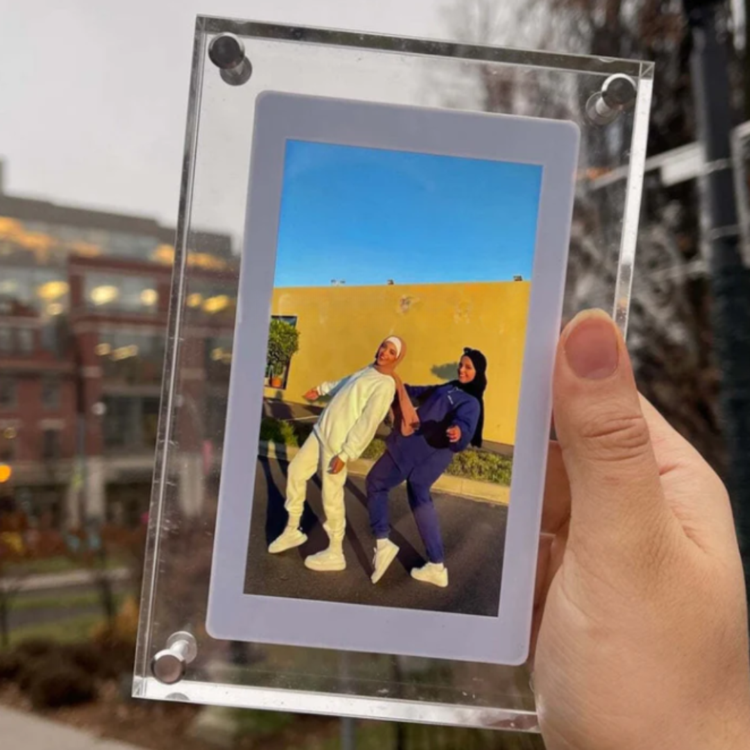 Digital Photo Frame with Video Display
