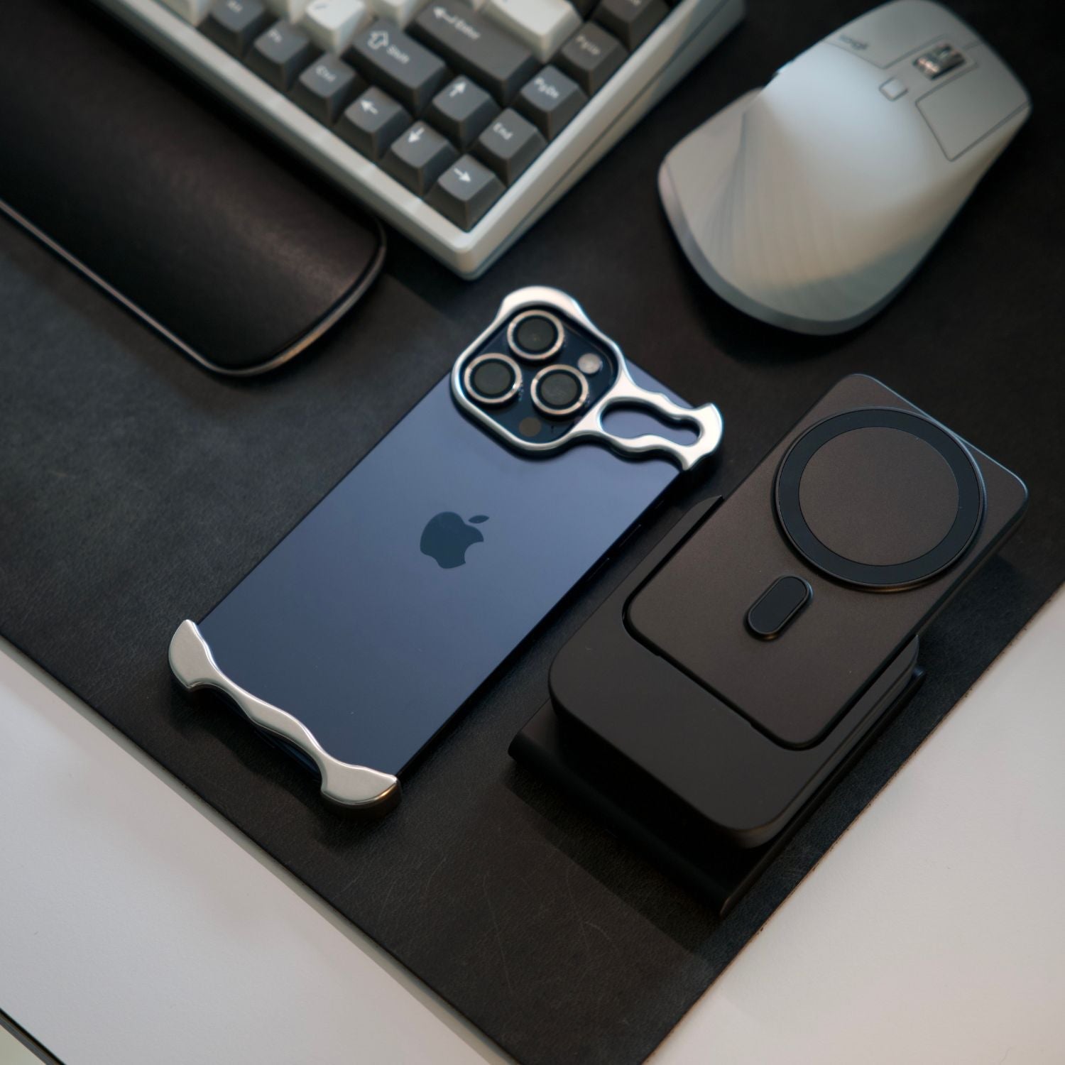 sleek-minimalist-iphone-protec-41-l1gm37