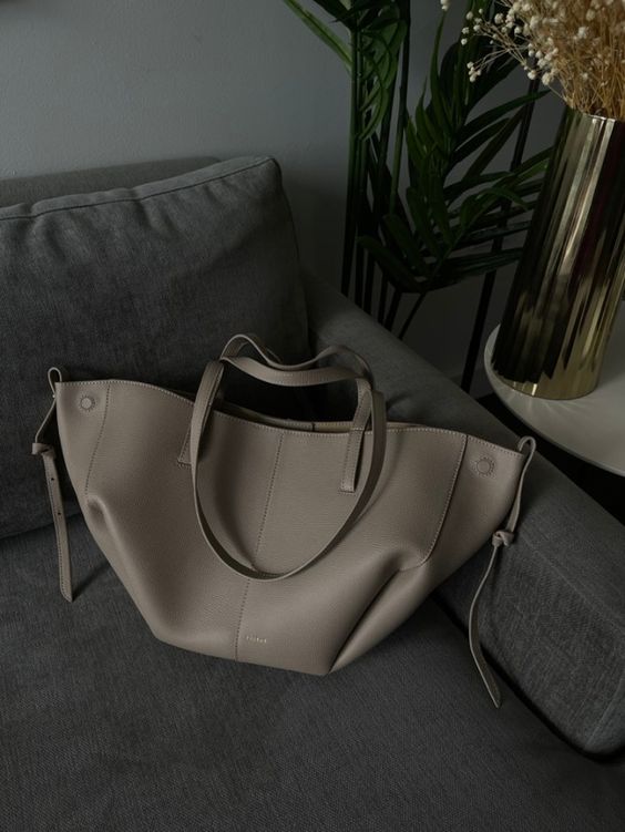 Leather Tote Bag in Classic Minimalist Style