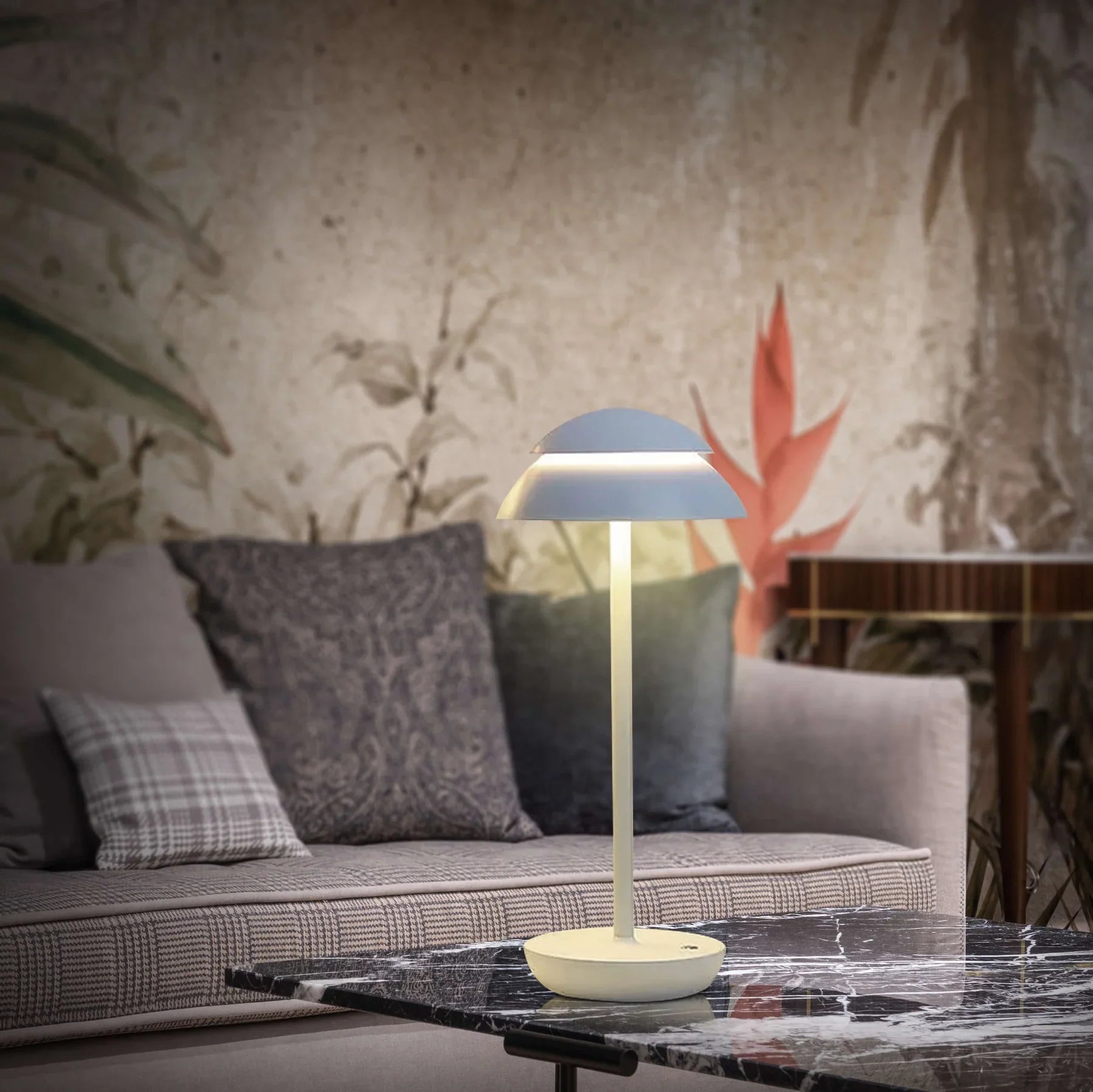 Moderne Metall-Tischlampe